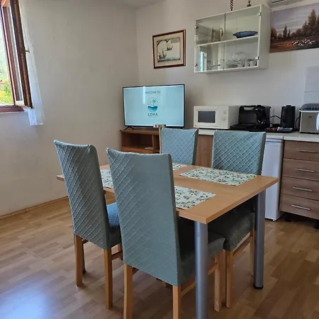 Apartman Lora *